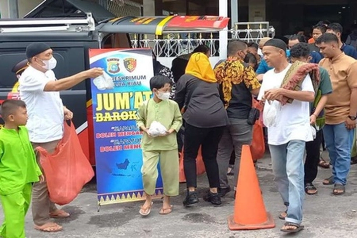 Dit Reskrimum Polda Riau Bagikan Nasi Bungkus, Sekaligus 'Sampaikan Pesan Kamtibmas'