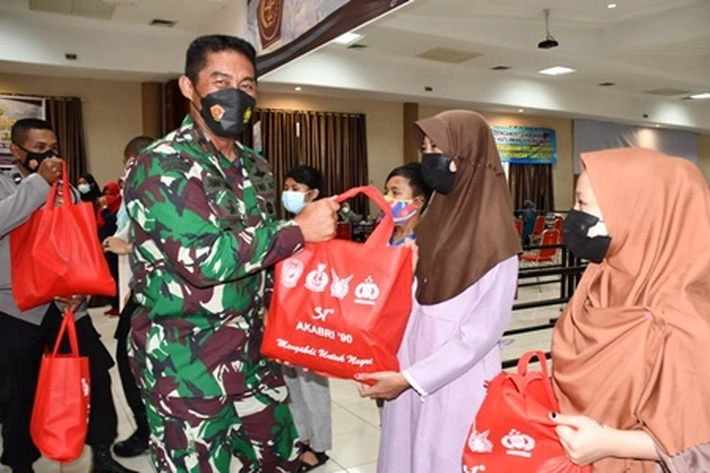 Akabri 90: Danrem 033/WP Brigjen TNI Jimmy Ramoz Manalu Salurkan Langsung Sembako