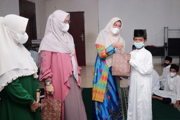 Rasidah Alfedri Salurkan Bantuan Untuk Pondok Pesantren Darul Furqon