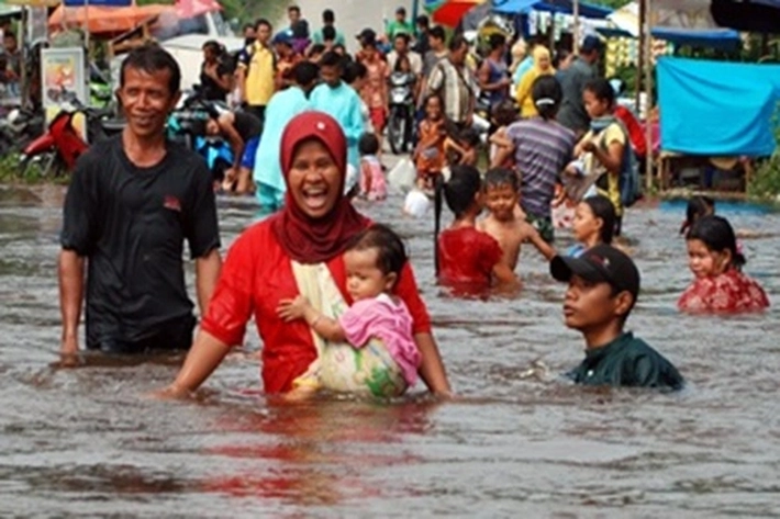 Warga Terdampak Banjir di Dumai Mulai Mengungsi ke Tenda Pengungsian
