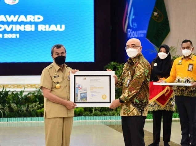 Gubri Terima Penghargaan Badan Kepegawaian Negara Award 2021