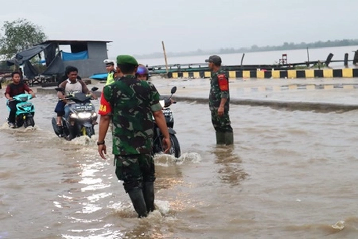 Sungai Indragiri Meluap, Buat 'Badan Jalan dan Permukiman Tergenang Air'