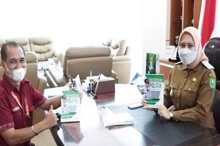 Kisah Inspiratif Penulis Berkarya, Terakhir Menyelesaikan Judul 'Komunikasi Politik Bupati Inhu'