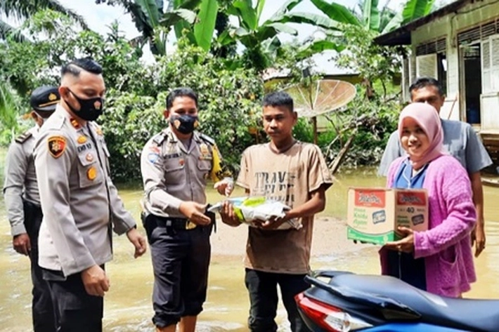 Polsek Peranap Salurkan Bantuan, Guna 'Mengantisipasi Terburuk Dampak Banjir'