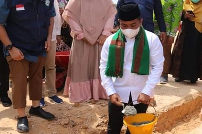 Bupati Zukri Melakukan Peletakkan Batu Pertama Pembangunan Gedung Ponpes yang Dihadiri Gubri