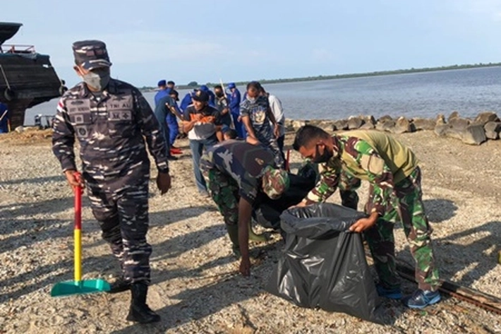 Polairud Polres Meranti Bersih-bersih Pantai di HUT Ke-71