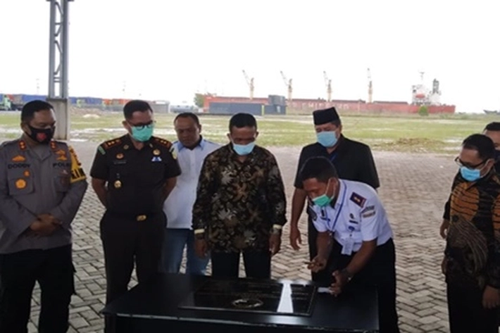 Bupati Siak Alfedri Lepas Ekspor Perdana Cangkang Sawit 10.600 Metric Ton ke Jepang