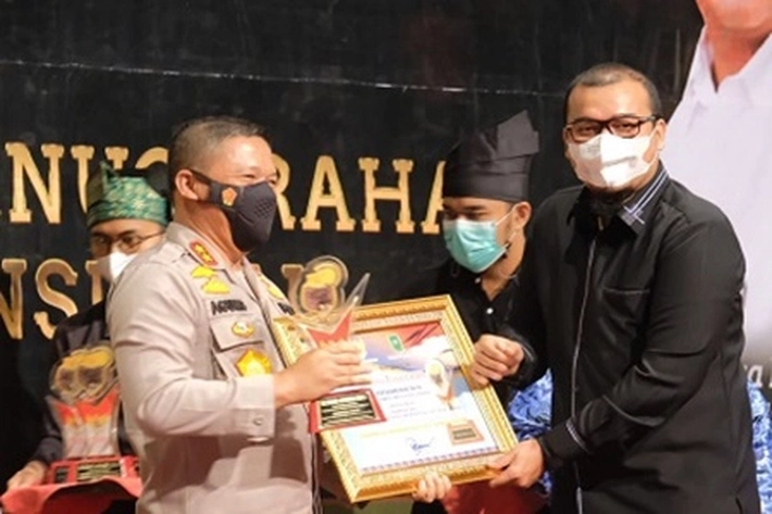 Kapolda Riau Irjen Pol Agung Setia Imam Effendi Terima Penghargaan dari KI Award Riau 2021