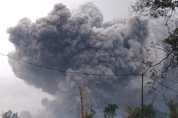 Gunung Semeru Erupsi, 13 Orang Meninggal Dunia dan Puluhan Korban Luka Bakar