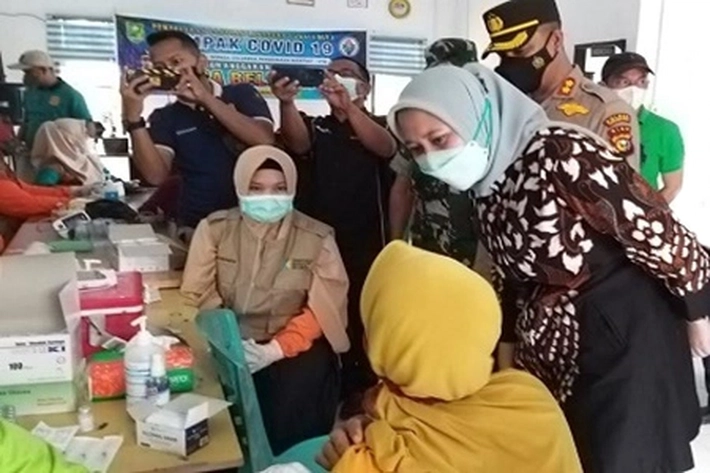 Bupati Inhu Meylani Yopi Tinjau Lokasi Kegiatan Vaksinasi Covid-19