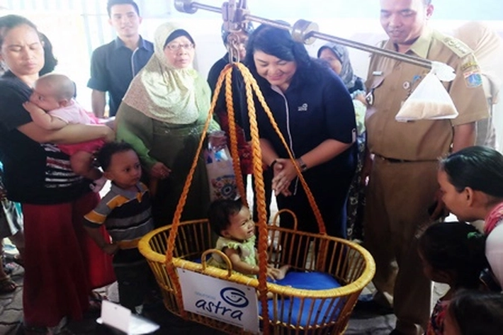 Asuransi Astra Bantu Perlengkapan Kebutuhan di Posyandu dan Posbindu