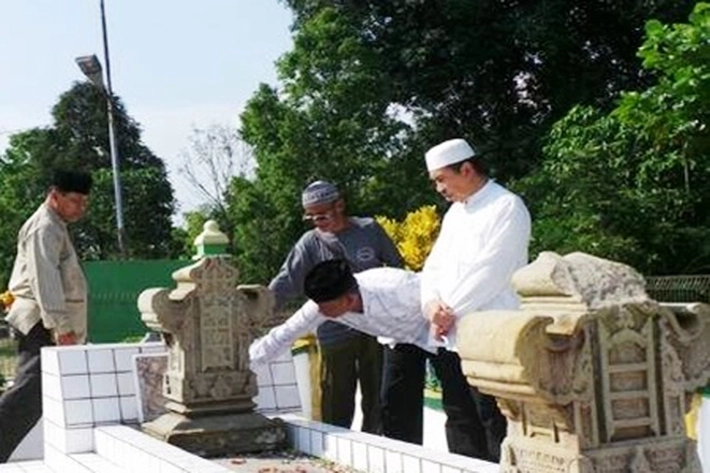 Gubernur Syamsuar Ziarah ke Makam Raja Indragiri Didampingi Bupati Rezita Meylani Yopi