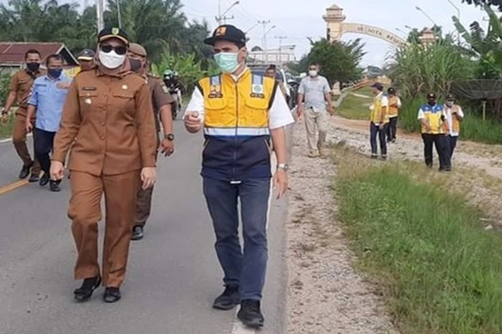 Bupati Rezita Meylani Yopi Risau Lihat Jalan Lintas Rengat-Pematang Reba, yang 'Selalu Memakan Korban'
