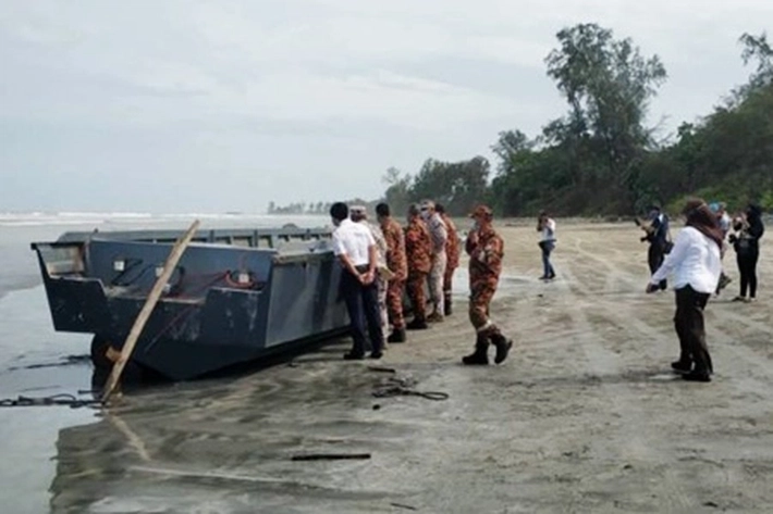 Kapal Tenggelam di Perairan Indonesia-Malaysia Karena Dihantam Gelombang Tinggi