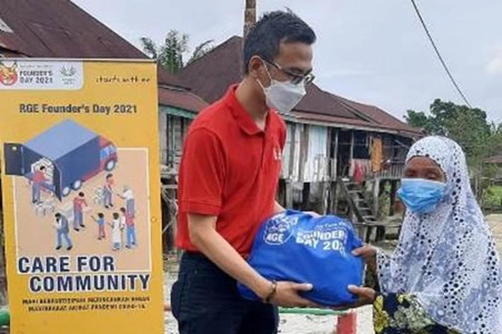 HUT Ke-54 RGE: Asian Agri Bagikan Ribuan Paket Sembako dan Kebutuhan Kesehatan