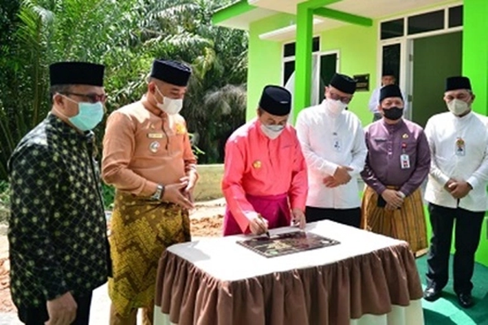 Bank Riau Kepri Salurkan Dana CSR Bangun Rumah Imam Masjid Nurul Iman Sampai Selesai