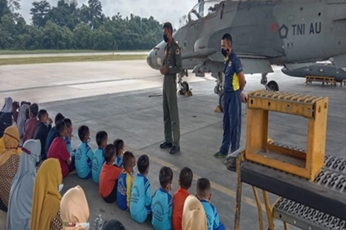  Skadron Udara 12 Dikunjungi TK Al-Mulk, Untuk Mengenali Pesawat Tempur Hawk 