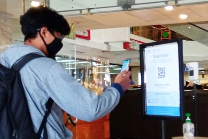 Tim Satgas Terapkan Aplikasi Peduli Lindungi di Pusat Perbelanjaan Pekanbaru