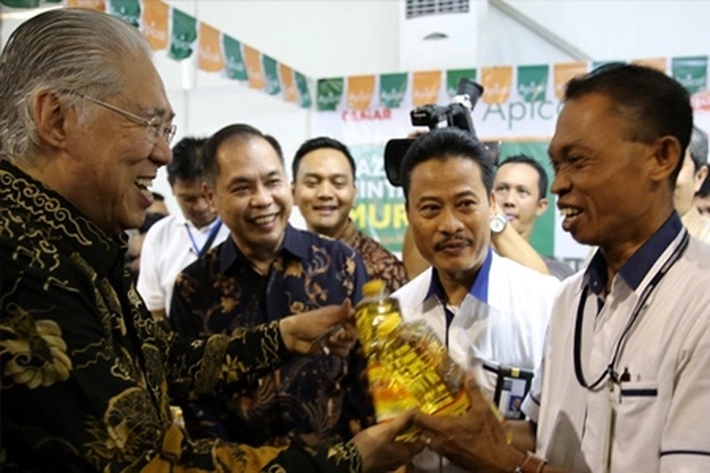 Asian Agri dan Asianagro Agungjaya Salurkan Minyak Goreng Murah