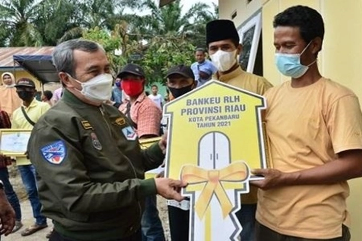 Gubernur Syamsuar Bantu Warga Pekanbaru Rumah Layak Huni Beserta Sertifikat Tanahnya