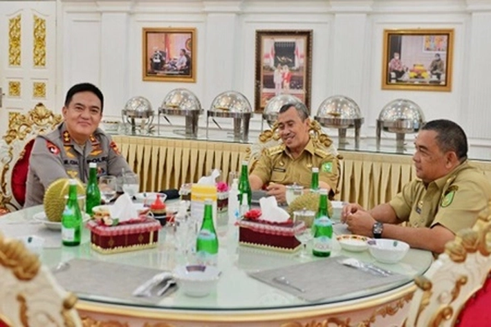 Kapolda Riau Irjen Pol Muhammad Iqbal Berkunjung ke Rumah Dinas Gubernur Syamsuar