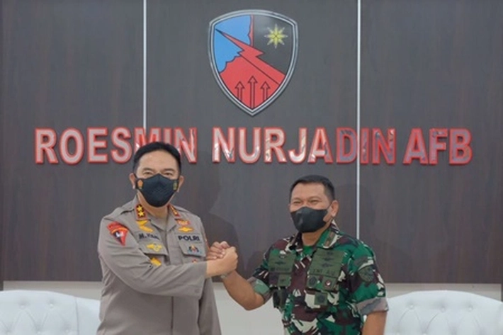 Kapolda Riau Irjen M Iqbal dapat Cinderamata Spesial dari Danlanud RSN