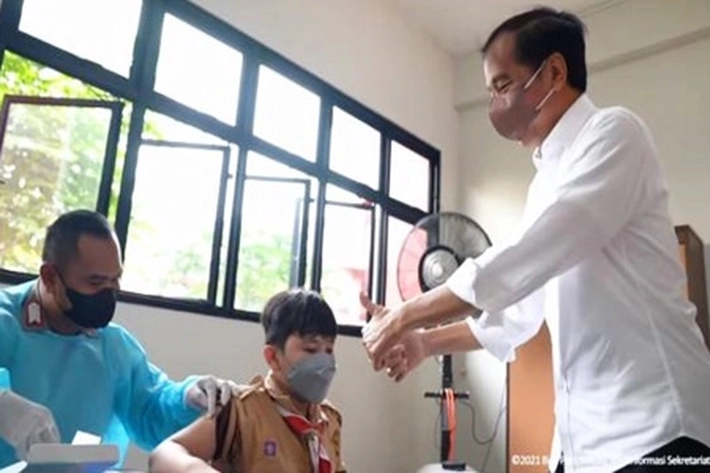 Jokowi Minta Sekolah Tak Memaksa Orang Tua Untuk Surat Tanggung Risiko Vaksinasi Anak