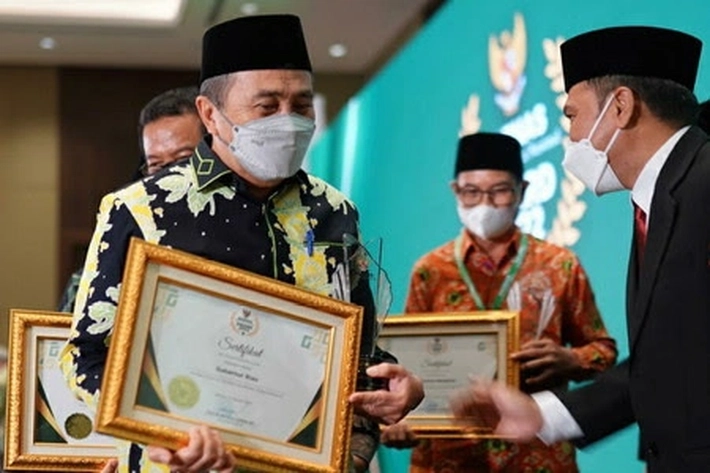 Dinilai 'Mendukung Gerakan Zakat', Gubernur Riau Terima Anugerah Baznas Award 2022