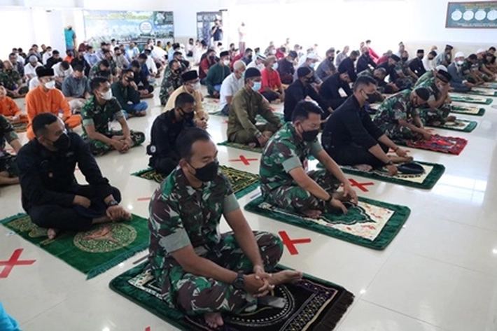 Sinergitas TNI-Polri dengan Kompak Menggelar Sholat Jumat Bersama