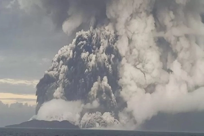 Dahsyatnya Erupsi Gunung Berapi Bawah Laut yang Terpantau Satelit