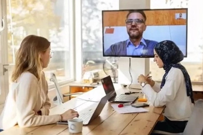 Pola Menggabungkan Kerja dari Kantor ke Rumah Melelahkan Secara Emosional