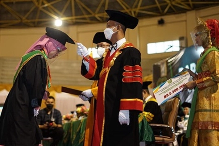 Prof Syafrinaldi Wisuda 1961 Mahasiswa-i UIR Secara Luring