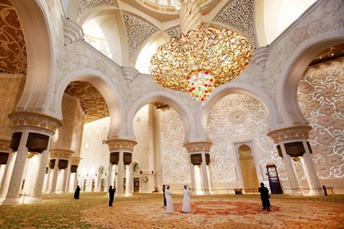 Masjid Agung Sheikh Zayed Miliki Karpet Terbesar di Uni Emirat Arab