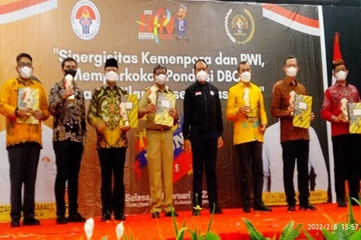 Gubri Syamsuar Terima Penghargaan Sebagai Inisiator Olahraga Nasional di HPN 2022
