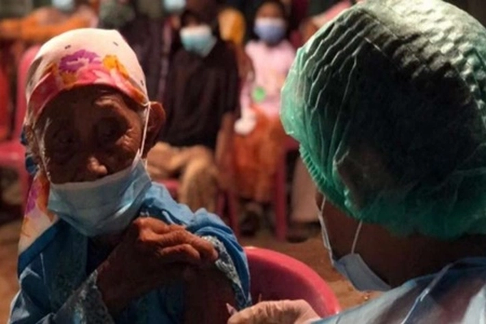 Jokowi Ingatkan Pemko Percepat Vaksinasi Lansia dan Memperketat Penerapan Prokes