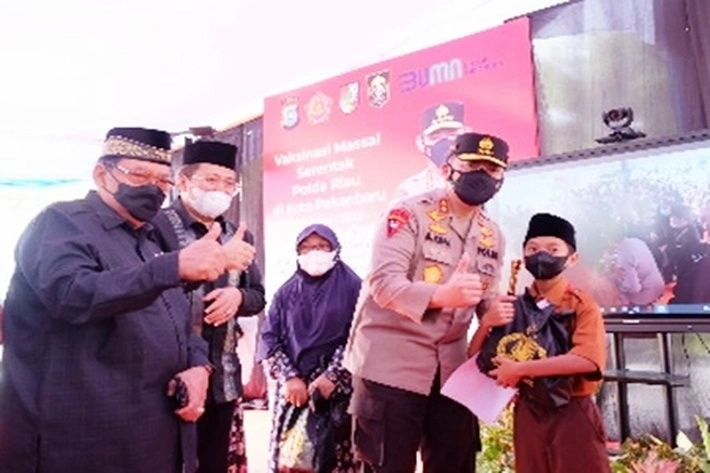Kapolda Irjen Pol Muhammad Iqbal Gelar Vaksinasi Bersama di Kantor LAM Riau