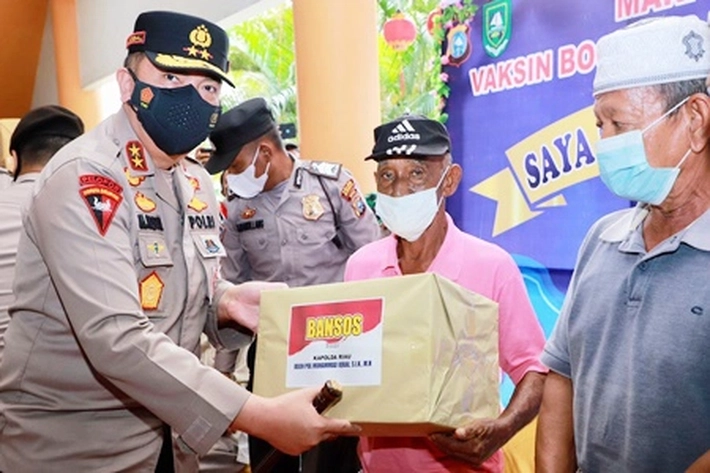 Kapolda Riau Irjen Pol Muhammad Iqbal Tinjau Vaksinasi Massal Lansia dan Anak-anak di Bengkalis