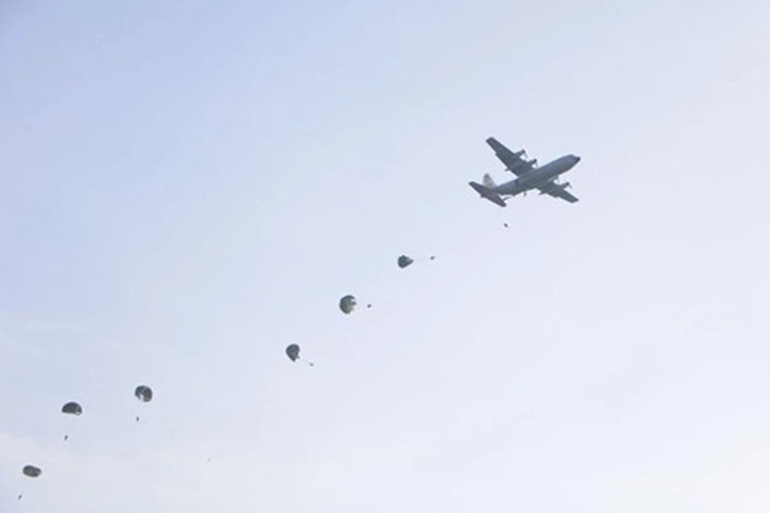 Pasukan Elit Kopasgat TNI AU 'Hiasi Langit Biru', dalam Rangka Juntis dan Free Fall