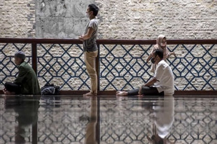 MUI Bolehkan Sholat Jumat, Tarawih dan Idul Fitri dengan Shaf Rapat