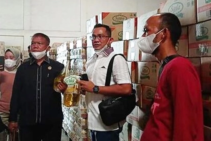 Komisi II DPRD Pekanbaru Temukan Ribuan Karton Minyak Goreng Menumpuk