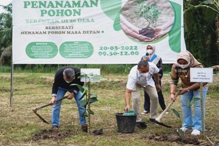 Gubri Tanam Pohon 'Galakkan Program Riau Hijau' yang Dimulai Dari Desa