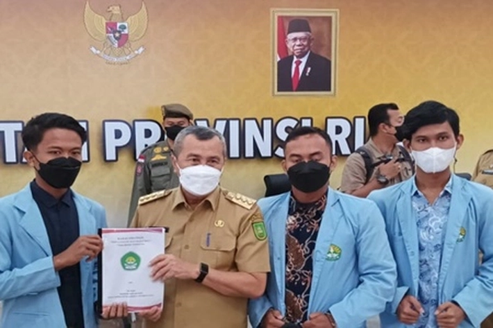 Gubernur Syamsuar Dikritik Mahasiswa, 'Diberi Hadiah Simbol Kegagalan Pemerintah'