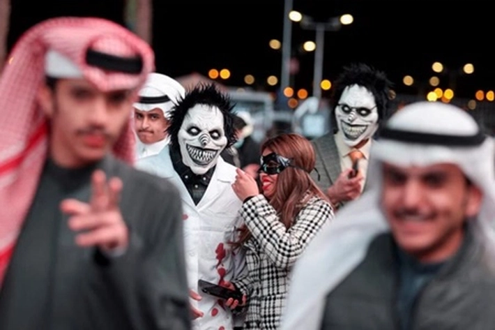Warga Arab Saudi Pesta Kostum Dua Hari, 'untuk Perayaan Riyadh Season'