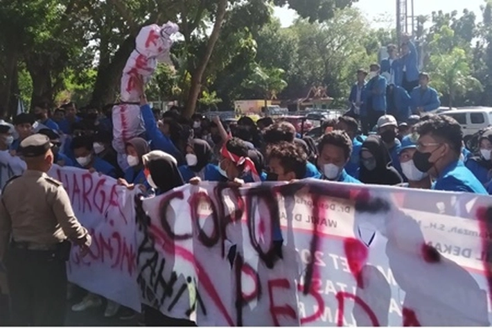 Mahasiswa Protes di Depan Gedung Dewan, 'karena Gagal Stabilkan Harga Migor'