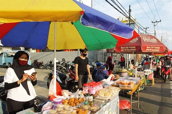  Awal Ramadhan Aneka Makanan Takjil Ditawarkan, 'Pedagang Mulai Banjiri Jalan'