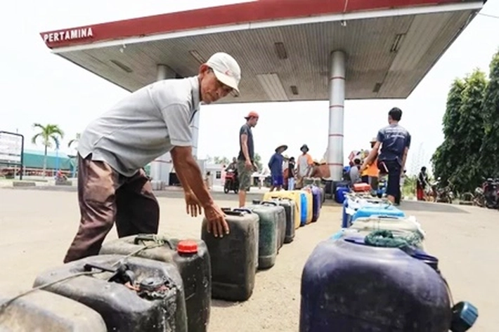 Harga Pertamax Naik, Solar Langka dan Pertalite Diburu, 'Warga Makin Tertekan Antre Berjam-jam'