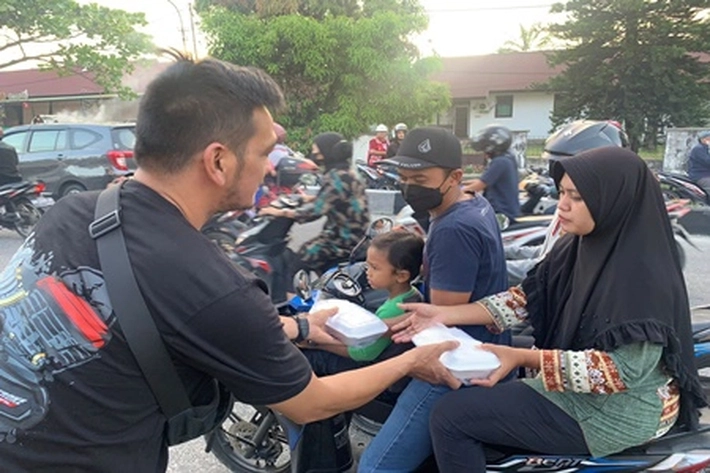 Komunitas Sepeda Motor Gerakkan Anggota Bagi Takjil di Ramadhan
