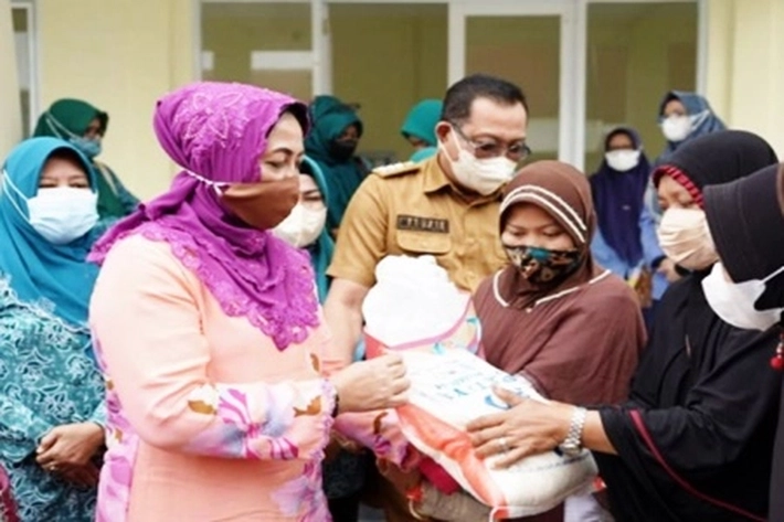 TP PKK Riau Salurkan Bantuan Sembako untuk Kaum Dhuafa di Bulan Suci Ramadhan