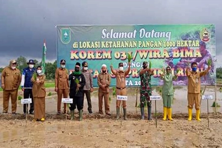Danrem 031/WB Brigjen TNI Parlindungan Hutagalung Hadiri Launching Program Ketahanan Pangan di Inhu