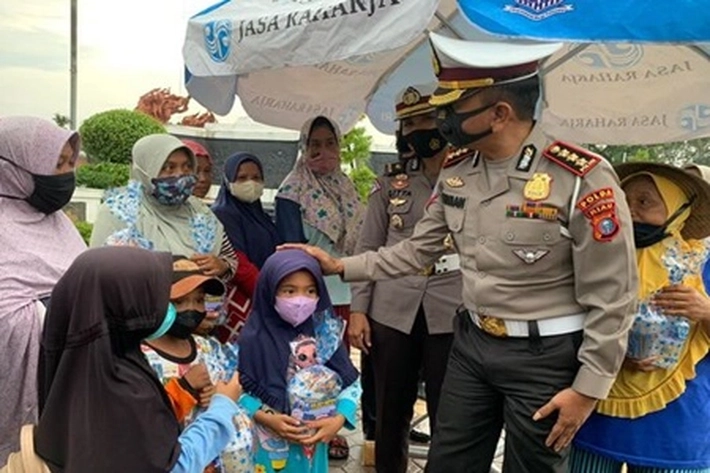 Direktorat Lalu Lintas Polda Riau Bagikan 250 Paket Takjil